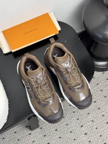 louis Vuitton Runner Tatic运动鞋｜都市机能美学新范式 典藏工坊密钥解封｜重启90年代未公开匠人图纸 科技网格×定制饰带系统｜4Cm增量