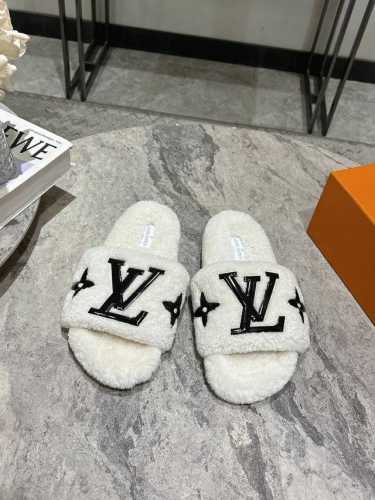 滴胶款 LV驴牌24ss新款羊毛拖鞋頂级品质纯皮毛一体羔羊毛打造！米超温暖的感觉，穿上仿佛踩在云朵上，精致高级！让这双毛拖身价陡增！鞋底是原版开模的防滑橡胶大底
