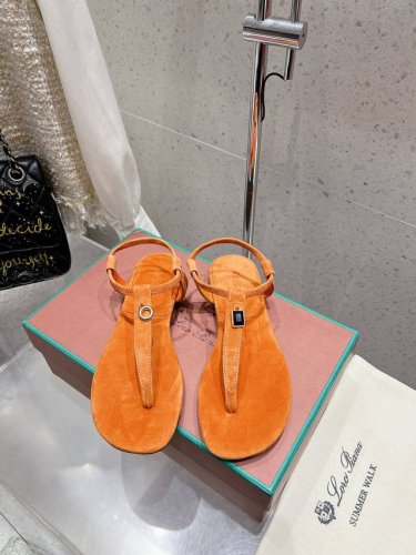 loro Piana 25春夏Lp顶级版本英伦宝石吊坠夹脚平底拖鞋凉鞋 原来这就是传说走两万步都不会累脚的夹脚凉鞋把颜值和脚感都拿捏住了，上脚一走就会被彻底沦陷