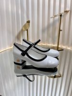 独家新品Miumiu Ss25 New Arrival miu家2025春夏粗跟玛丽珍新品 光泽牛漆皮鞋面一字带 鞋跟金属Miumiu logo饰以点缀 细节质