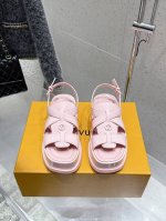 顶级版本 Louis Vuitton Lv春夏厚底漆皮水台凉鞋.单宁色搭配的牛漆皮皮质，也太出彩了！性感舒适，拉满了夏日美鞋能给的满分情绪价值.凉鞋的造型也很乖