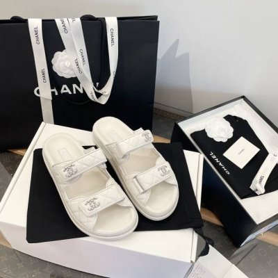 代购级 * 小香最新款魔术贴 拖鞋款 莞大厂高端顶级品质 代购品质～出入无压力～ 鞋面：原版1:1定制进口高光羊皮～菱格电绣工艺～饱满有质感！ 内里 垫脚：进口