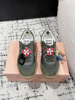 莞产代购级 飞机盒 Miu Miu繆繆 25 prelude 系列 Tyre 阿甘 休闲 运动鞋 Tyre运动鞋灵感来源于汽车轮胎的设计。橡胶材质的外底加上流线