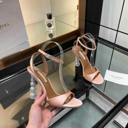 Aquazzura 2024新款凉鞋 代购品质！！！原版开发的水钻高跟凉鞋，是走秀场上的璀璨明珠。水钻熠熠生辉，如同繁星坠落人间。原版开发的独特设计，彰显着与众 - 点击图像关闭