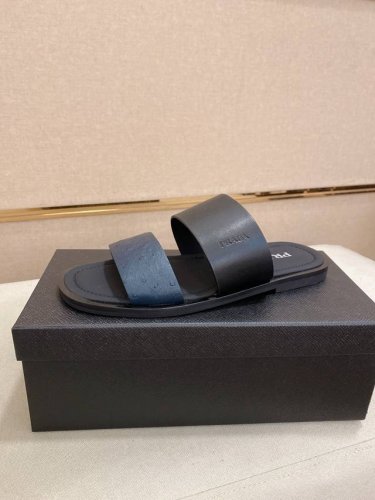 工厂p价 prada 拖鞋 顶级代购 男士春夏拖鞋专柜同步 鞋面意大利进口牛皮搭 标志图形高品质工艺 鞋底 原厂特供原版底 独家活动成型底超级舒适 原厂跟单货