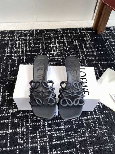 代购级 Loewe 罗意威 25Ss 春夏新品 拖鞋 疯狂种草简约设计感觉更干净优雅 让你念念不忘 颜色也很耐看漂亮，上脚瞬间气质十足气场，简直无敌帅气有型 鞋