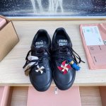 出厂 Miu Miu 25Ss 春夏新款走秀Miumiu 玛丽珍款德训 休闲鞋 秀场工艺来自Miu Miu系列的细节特写 新季的潮流要素一 与此刻挚爱的概念，多