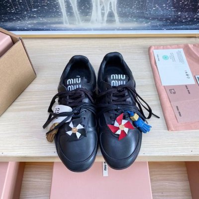出厂 Miu Miu 25Ss 春夏新款走秀Miumiu 玛丽珍款德训 休闲鞋 秀场工艺来自Miu Miu系列的细节特写 新季的潮流要素一 与此刻挚爱的概念，多