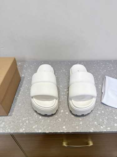 Inuikii 小众潮牌 25Ss春夏新款 松糕厚底 休闲 魔术贴 拖鞋系列 这系列颜值简直逆天了！每一处细节都彰显着高级与时尚。 材质方面更是没得说，采用了顶
