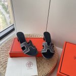 橙子出厂价p hermes 爱马仕 夏季经典粗跟H拖鞋 旅游度假沙滩凉拖 面料 水钻 跟高 4.5Cm 码数 35-42