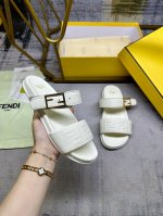 工厂p价 女装女鞋 运动原单 Fendi最新爆款双带平底拖鞋 带Ff装饰性搭扣 白色软羊皮面料 饰带正面饰有凸纹压花Ff图案 35-45码