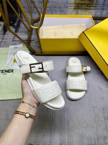 工厂p价 女装女鞋 运动原单 Fendi最新爆款双带平底拖鞋 带Ff装饰性搭扣 白色软羊皮面料 饰带正面饰有凸纹压花Ff图案 35-45码