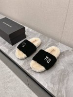 Alexander wang 亚历山大王羊毛拖鞋 太好看了～很难不爱！ BLING BLING秋冬毛毛拖 露腿神器，没有比大王更懂女人心了 要闪更要美 搭配袜子