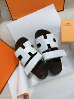 出厂 、上新Herme* H家新款爱马仕*Kos二舅鞋H型木底凉鞋拖鞋 Zp购入，顶级原单品质，市面最高版本，出厂价批 鞋面：进口头层手掌纹牛皮 山羊皮，垫脚混