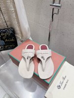 loro Piana 25春夏Lp顶级版本英伦宝石吊坠夹脚平底拖鞋凉鞋 原来这就是传说走两万步都不会累脚的夹脚凉鞋把颜值和脚感都拿捏住了，上脚一走就会被彻底沦陷