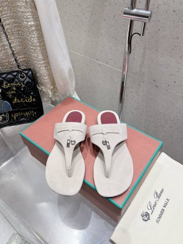 loro Piana 25春夏Lp顶级版本英伦宝石吊坠夹脚平底拖鞋凉鞋 原来这就是传说走两万步都不会累脚的夹脚凉鞋把颜值和脚感都拿捏住了，上脚一走就会被彻底沦陷