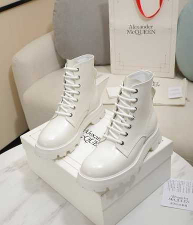 顶级版本 AlexanderMcQueen2024秋冬最新明星网红同款原版1：1品质复刻，官网走秀款火爆开售秋冬必备炸街款 设计风格注重层次感 轮廓感 流畅的线 - 点击图像关闭