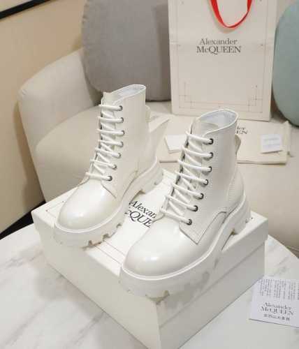 顶级版本 AlexanderMcQueen2024秋冬最新明星网红同款原版1：1品质复刻，官网走秀款火爆开售秋冬必备炸街款 设计风格注重层次感 轮廓感 流畅的线