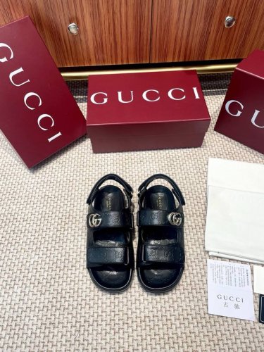 Gucci女士压花Gg凉鞋 这款凉鞋以Gg皮革匠心打造 缀饰一眼可辨的双G标识 配以浅金色调配件 为整个设计注入一抹精致优雅气息 原版定制牛皮 羊京 内里定制羊
