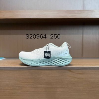 纯原 Saucony Triumph 22索康尼胜利22代旗舰级缓震型跑鞋 性能相比前几代再升级：鞋面采用全新升级的工学网设计 贴合脚部更透气 中底部分使用最新