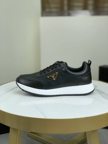 工厂价 顶级版本 原单 Prada 普拉达牛皮冲孔新款经典休闲运动鞋 原版购入开发 做货 普拉达家男士经典系列 科技透气面料搭配牛皮 休闲运动鞋 休闲之履运动老
