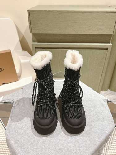UGG 秋冬新品多巴胺雪地靴防泼水靴，奶呼呼的炒鸡惹人爱呀人手必备单品，搭配系数也是百分百 独特的胶筒设计 上脚巨好看，防水又耐脏 特别显腿细 时尚感十足 穿上