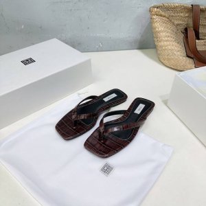 高品质出厂 ！小众潮牌 Toteme2025春夏新款石头纹平底方头夹趾拖鞋极简风人字拖！ 这双真的爱了爱了 极简风又带时髦 必入的一双单品 我爱了上脚百搭随性！