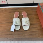 Loro Piana 驼鸟纹平底拖鞋。鞋面驼鸟纹牛皮，羊皮内里及垫脚。真皮中底，真皮包跟。进口真皮大底。码数：34-42 34、40、41、42定制不退换 批：