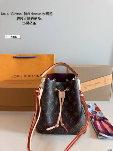 配礼盒 Lv 水桶包满满的专柜味道 Lv水桶包NéOnoé选用柔软的Monogram帆布面料 并搭配变色皮装饰 细节完美对花 配纯正变色小牛皮 原版五金全部带L
