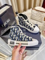 橙子出厂价 Dior 迪奥新款 B23系列 字母印花帆布鞋 休闲高帮运动鞋 情侣款 采用印花图案，设计自推出以来即成为迪奥的经典标志，并以新颖的比例重新演绎，经