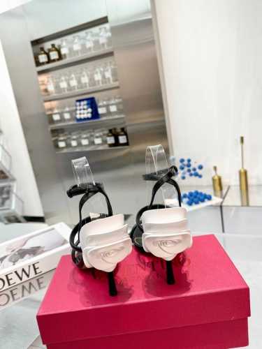 工厂Pp皮底 胶底230 Valentino 华伦天奴 火爆新品 新款：玫瑰花跟 与性感完美结合简直是夏天时髦巅峰原版复刻 面料：意大利进口羊皮 大底：意大利真