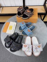 p直销 女鞋 女装 驴牌L家 2025爆款 浮雕Logo 压花 凉拖鞋 本款 Pool Pillow Comfort 平底凉拖取材科技织物，以高频压印技术重绎