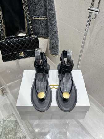 顶级版 Therow 2025Ss时髦腕带夹脚粗跟凉鞋 太简约时髦啦！没有一丢丢多余的设计 有一丢高级又简约的感觉其实除了好看以外它的舒适度真的是好穿到舍不得脱 - 点击图像关闭