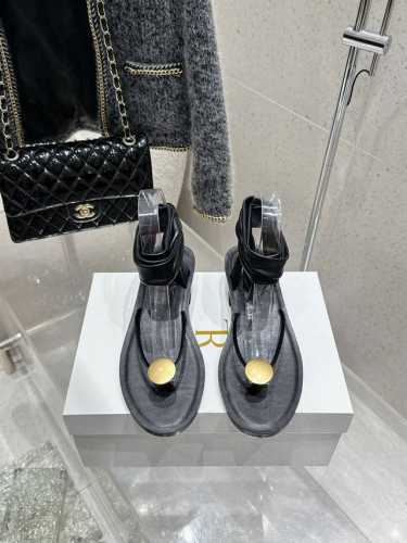 顶级版 Therow 2025Ss时髦腕带夹脚粗跟凉鞋 太简约时髦啦！没有一丢丢多余的设计 有一丢高级又简约的感觉其实除了好看以外它的舒适度真的是好穿到舍不得脱