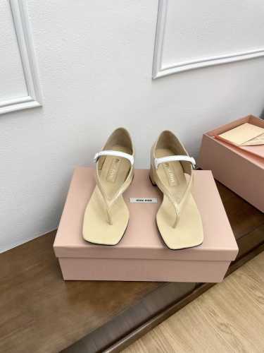 顶级版本代购级Miu Miu 24ss 秋冬系列走秀款 夹趾凉鞋 鞋型圆润秀气，-点也不笨重，上脚超级舒服，5cm的跟高非常显腿细，脚宽的女生也不怕哦 巨好穿，