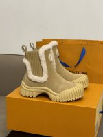 L V fw23 new arrival～ L家秋冬贝壳头羊毛靴子 真的太好看了吧 羊毛衍边装饰，好温婉 贝壳头造型 俏皮可爱增高效果也不错呀 皮毛一体内里和垫
