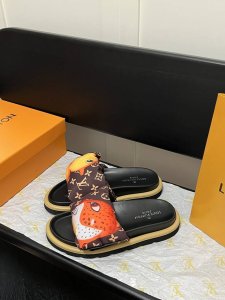 出厂 Lv拖鞋情侣款 Pool Pillow Comfort 必入系列！魔术贴高级慵懒风 百看不厌款 时尚度拉满 细节用心感受 反复调试配色 性感白 炫酷黑 惊