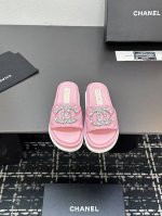 2025Ss Chanel香奈儿糖果色彩色平底钻厚底扣拖鞋来袭。缤纷色彩如俏皮粉色、清新蓝色、活力黄色等，洋溢着青春活力，轻松点亮穿搭。标志性双C Logo 镶
