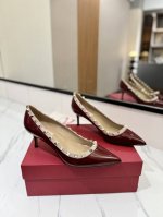出厂价： Valentino 华伦天奴铆钉 VT经典单鞋，顶级复刻！侧身弧线完美，原版开模定制不生锈铆钉 特别有质感的五金衬托出满满的高级感，带给您正品级的脚感