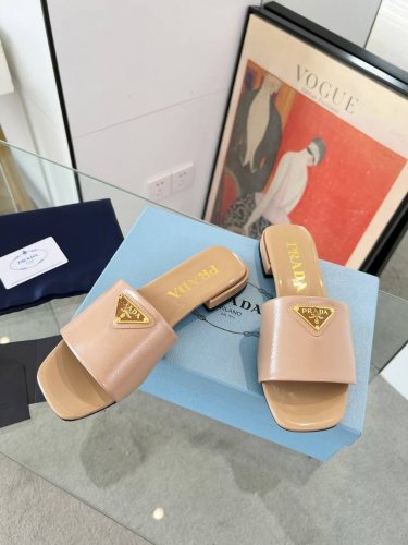 prada 普拉达 Ss春夏新品 Saffiano牛漆皮高跟拖鞋 闪亮登场 小红书各大博主推荐，彰显经典魅力。 跟高1.5Cm 面料十字纹牛漆皮 羊皮内里 意大