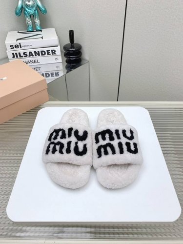 橙子出厂价 MiuMiu 缪缪 2024秋冬新款毛毛拖鞋 可甜可盐的喵喵女孩 质感的毛毛给这款增添不少少女心。 原版 1：1开发，各大明星 网红的热爱款 ， 原