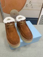 顶级版本 PRADA 普拉达秋冬新款厚底高帮雪地靴鞋这款牛筋底上脚非常舒适，今年非常爆，穿上 增高 休闲两不误，清爽的表现足以表达对鞋子的个个细节的把控， 面料