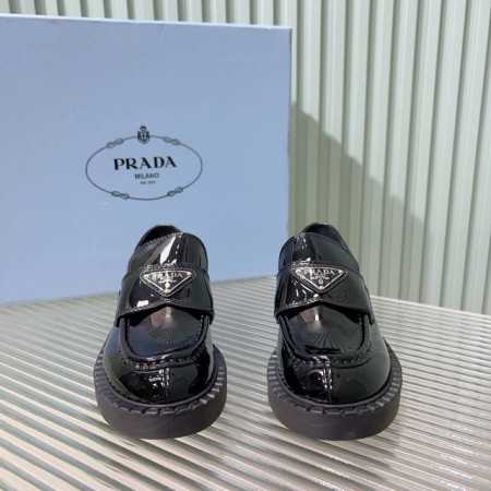 PRADA 普拉达三角牌复古乐福鞋 这款鞋面搭配三角牌金属扣，中和了整个鞋子的气质，完全不会特别正式或者老气，有点俏皮感觉但完全不会甜腻 质感非常的好 鞋面：进 - 点击图像关闭