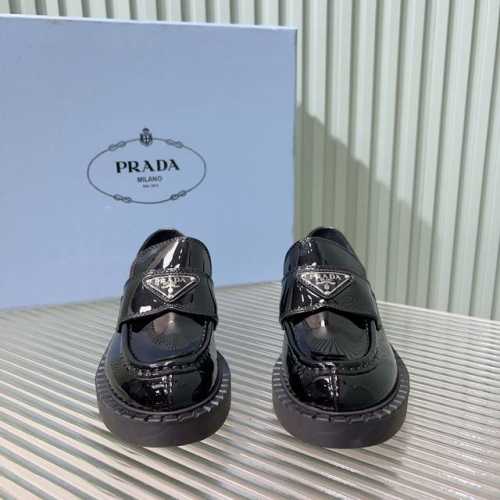 PRADA 普拉达三角牌复古乐福鞋 这款鞋面搭配三角牌金属扣，中和了整个鞋子的气质，完全不会特别正式或者老气，有点俏皮感觉但完全不会甜腻 质感非常的好 鞋面：进