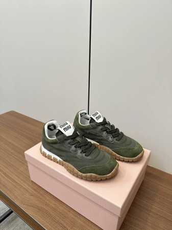 Miu Miu 25ss 春夏新款走秀MiuMiu 德训 休闲鞋 秀场工艺来自Miu Miu系列的细节特写 新季的潮流要素与此刻挚爱的概念，多元对撞，传达现代风 - 点击图像关闭