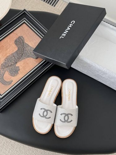 Chanel 25K春夏新品双C拖鞋 鞋面烫钻，内里羊皮，原版大底。 Size:35-39 40定