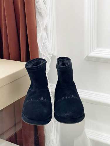 巴黎世家雪地靴潮人明星款 独特的设计充满了时尚感，每一个细节都彰显着品质与时尚。无论是搭配裙装还是裤装，都能展现出你的个性魅力。 鞋面材质:牛反绒 鞋里材质:羊