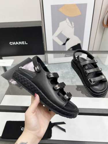 Chanel香奈儿小香魔术贴沙滩拖鞋25ss 春夏新款;专柜最新款，上脚依然让我心甘情愿剁手入，四季搭配都无敌了，，超级推荐鞋面：进口混种羊皮内里：羊皮大底：橡