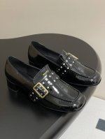 25Ssprada普拉达早春新款方头冲孔粗跟乐福鞋 蛮复古暗黑系的一款玛丽珍 颜值和舒适度这块都把我吃的死死的！ 可盐可甜的娃娃头设计 透着满满的少女感 复古俏