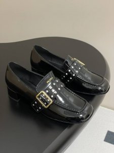 25Ssprada普拉达早春新款方头冲孔粗跟乐福鞋 蛮复古暗黑系的一款玛丽珍 颜值和舒适度这块都把我吃的死死的！ 可盐可甜的娃娃头设计 透着满满的少女感 复古俏